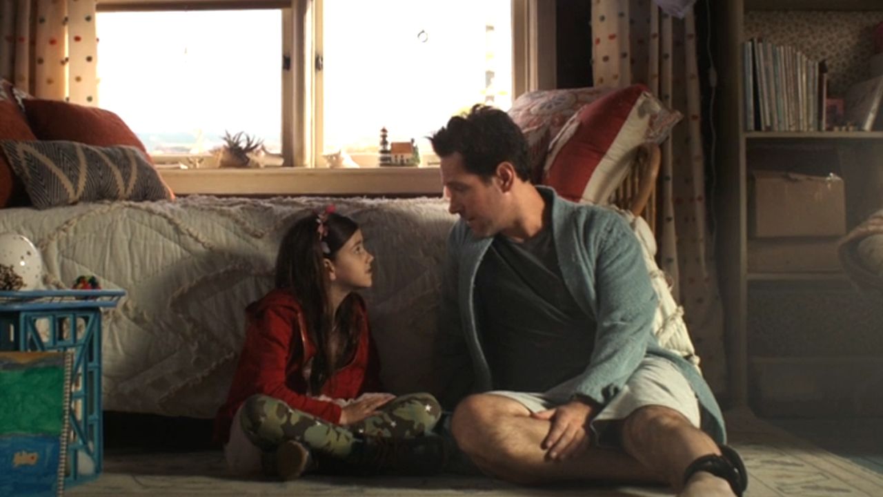 Scott Lang (Paul Rudd) und seine Tochter Cassie (Abby Ryder Fortson) in 