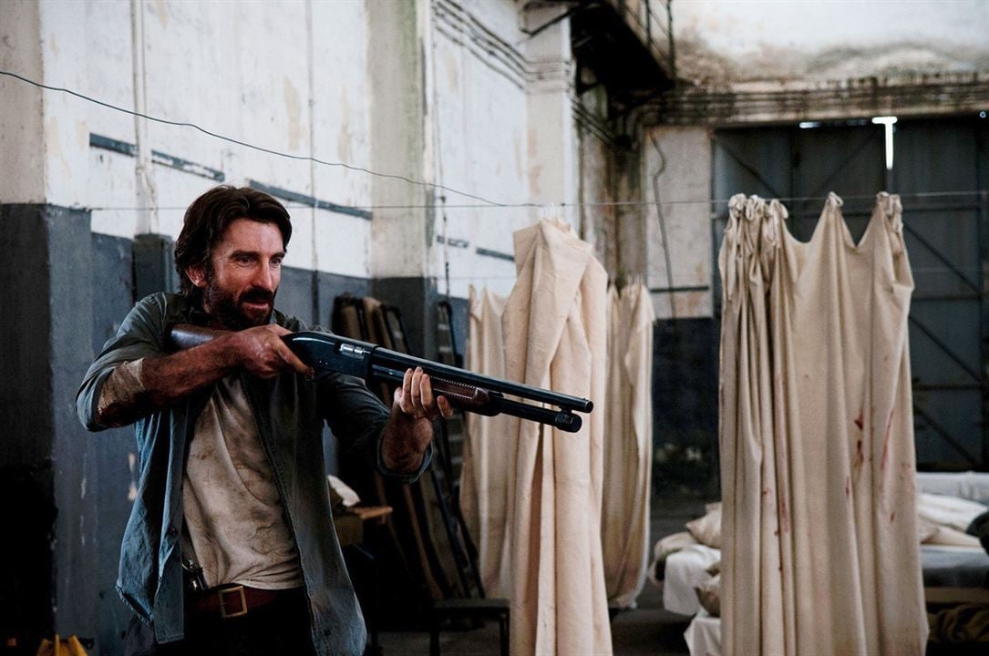 Open Grave : Bild Sharlto Copley