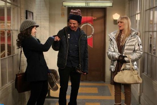 2 Broke Girls : Bild Kat Dennings, Eric André, Beth Behrs