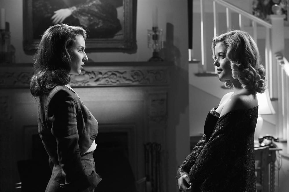 Pretty Little Liars : Bild Sasha Pieterse, Troian Bellisario