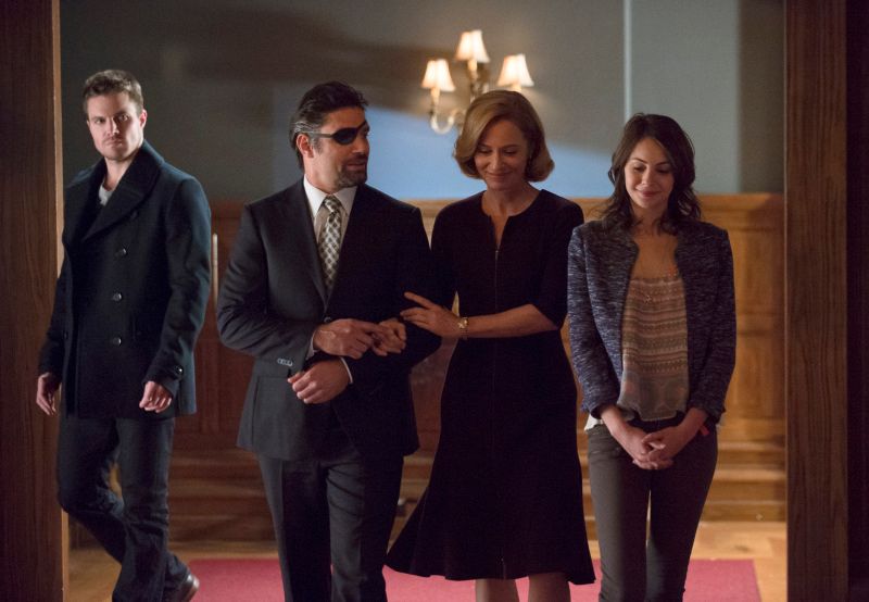 Arrow : Bild Manu Bennett, Willa Holland, Stephen Amell, Susanna Thompson