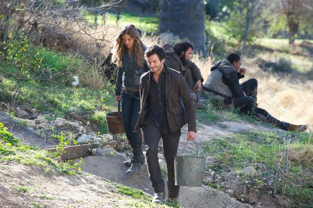 Revolution (2012) : Bild Tracy Spiridakos, Mat Vairo