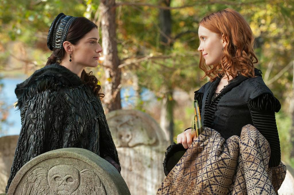 Salem : Bild Janet Montgomery, Tamzin Merchant