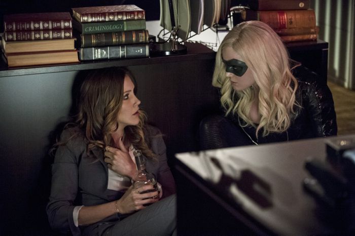 Arrow : Bild Caity Lotz, Katie Cassidy