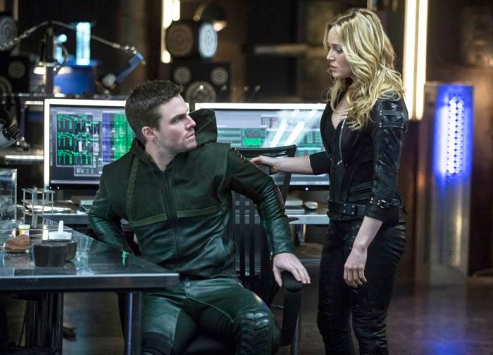 Arrow : Bild Stephen Amell, Caity Lotz