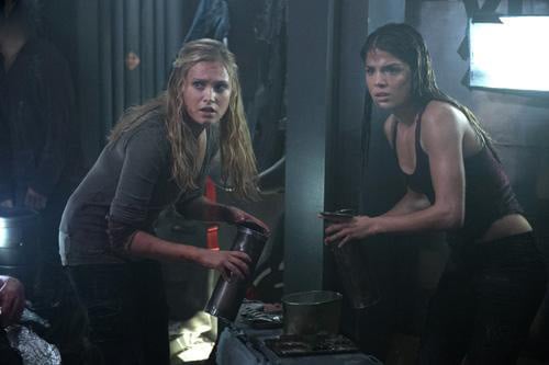 The 100 : Bild Eliza Taylor, Marie Avgeropoulos