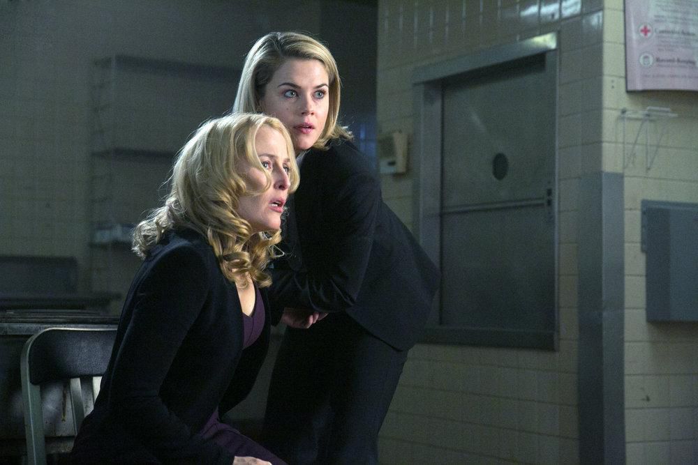 Crisis : Bild Gillian Anderson, Rachael Taylor