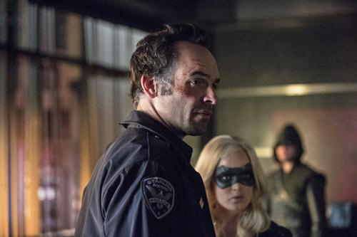 Arrow : Bild Paul Blackthorne, Caity Lotz