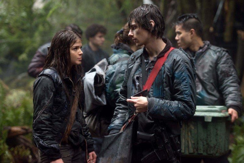 The 100 : Bild Devon Bostick, Marie Avgeropoulos