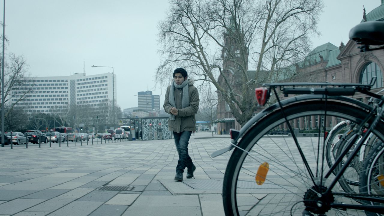 Guten Tag, Ramón : Bild Kristyan Ferrer