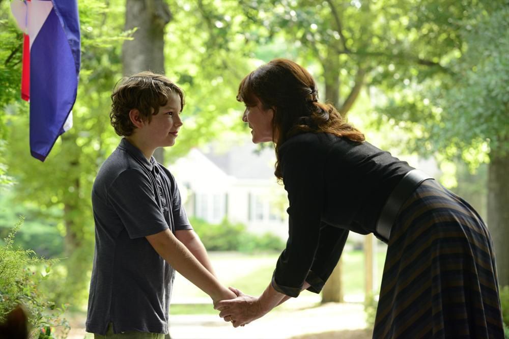 Resurrection : Bild Michelle Fairley, Landon Gimenez