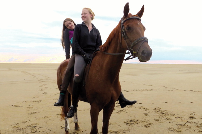 Von Mädchen und Pferden : Bild Ceci Schmitz-Chuh, Alissa Wilms