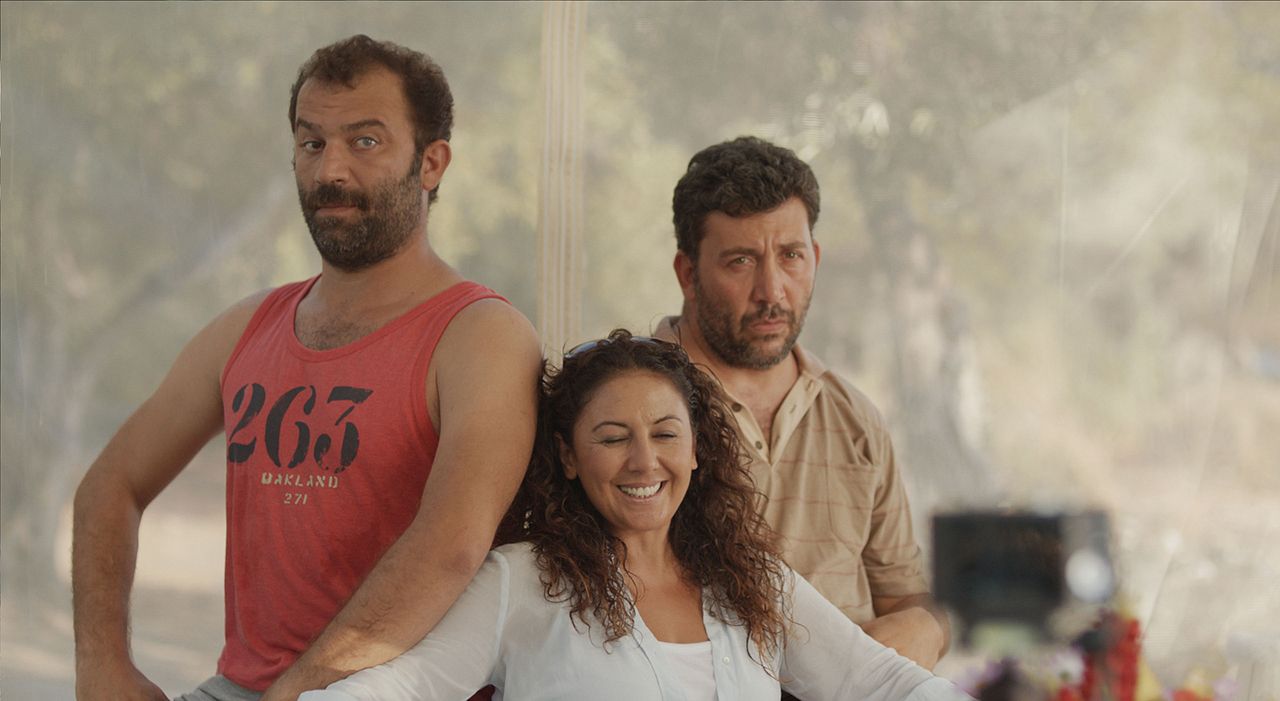 İnşaat 2 : Bild Günay Karacaoğlu, Emre Kınay, Şevket Çoruh