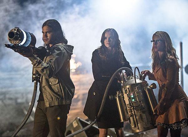 The Flash : Bild Danielle Panabaker, Emily Bett Rickards, Carlos Valdes