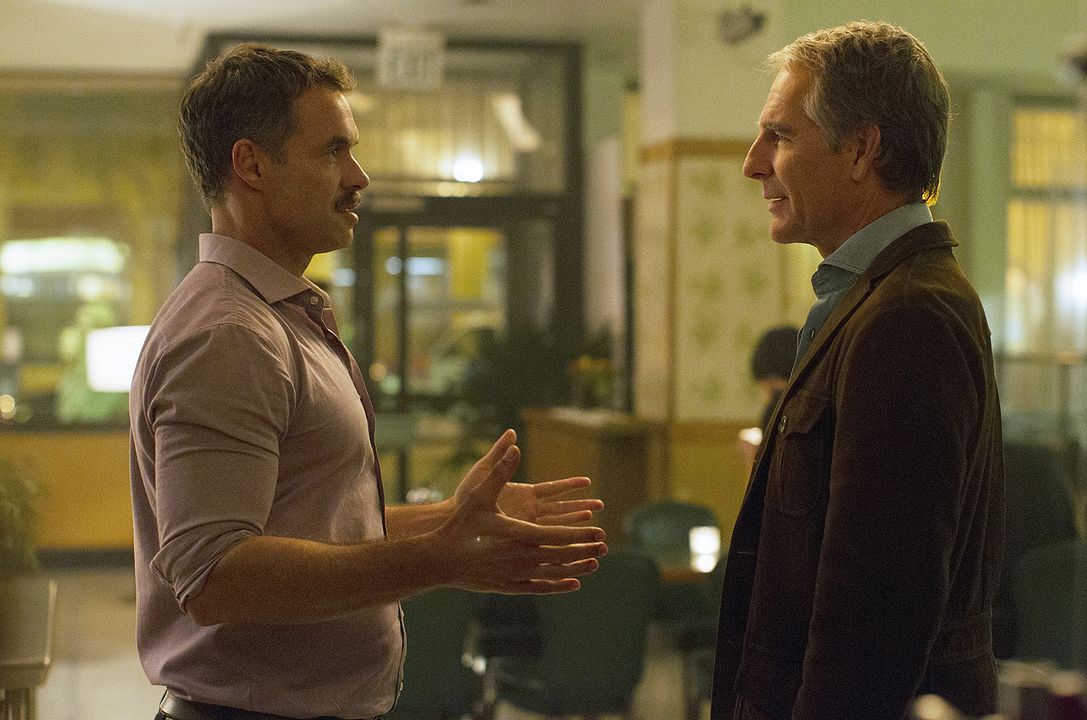 Looking : Bild Murray Bartlett