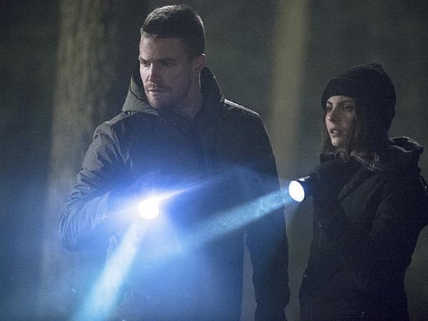 Arrow : Bild Willa Holland, Stephen Amell