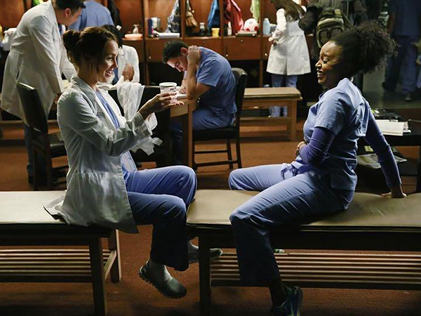 Grey's Anatomy - Die jungen Ärzte : Bild Caterina Scorsone, Jerrika Hinton