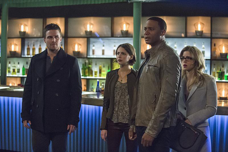 Arrow : Bild Emily Bett Rickards, Willa Holland, Stephen Amell, David Ramsey