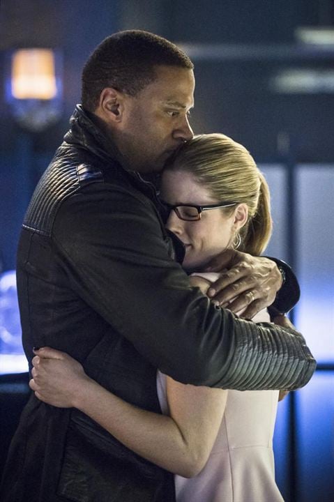 Arrow : Bild David Ramsey, Emily Bett Rickards