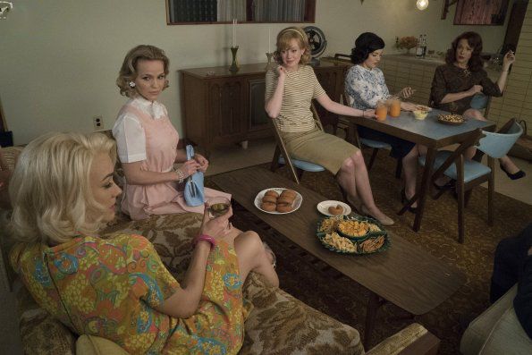 Bild Azure Parsons, Erin Cummings, Alexa Havins, Yvonne Strahovski, Zoe Boyle