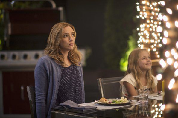 The Whispers : Bild Kylie Rogers, Kristen Connolly