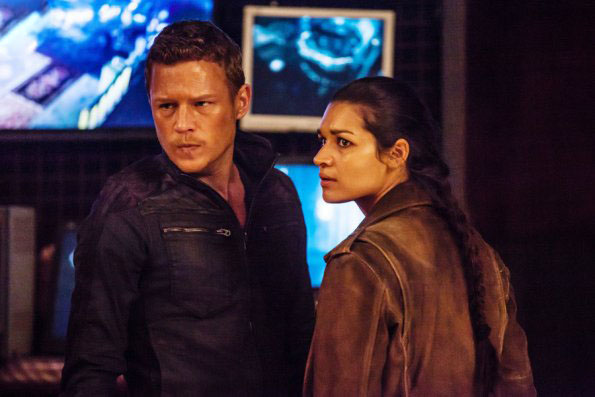 Dominion : Bild Kim Engelbrecht, Christopher Egan