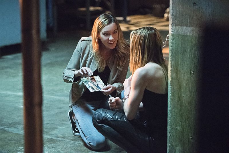 Arrow : Bild Katie Cassidy, Caity Lotz