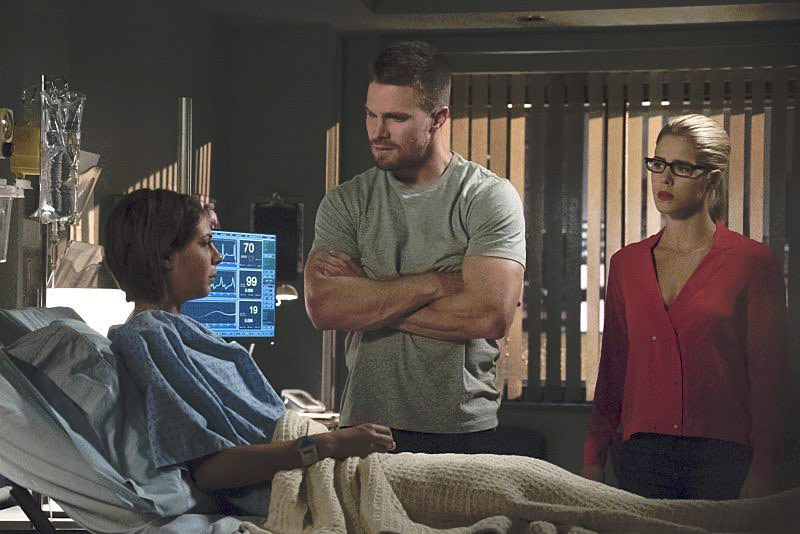 Arrow : Bild Stephen Amell, Willa Holland, Emily Bett Rickards