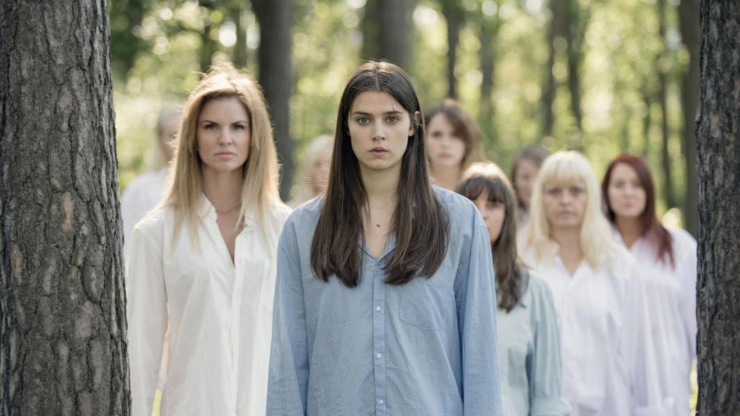 Kvinner i for store herreskjorter : Bild