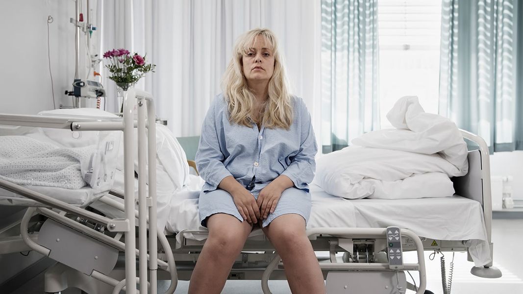 Kvinner i for store herreskjorter : Bild