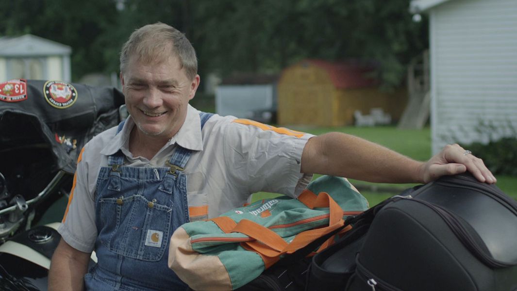 Kvinner i for store herreskjorter : Bild