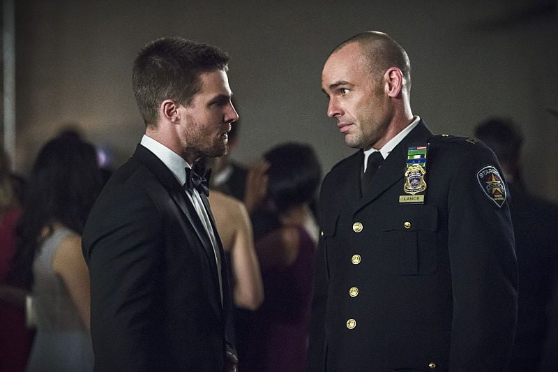 Arrow : Bild Stephen Amell, Paul Blackthorne