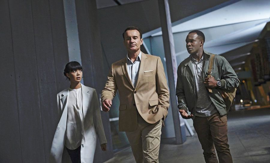 Childhood's End : Bild Osy Ikhile, Charlotte Nicdao, Julian McMahon