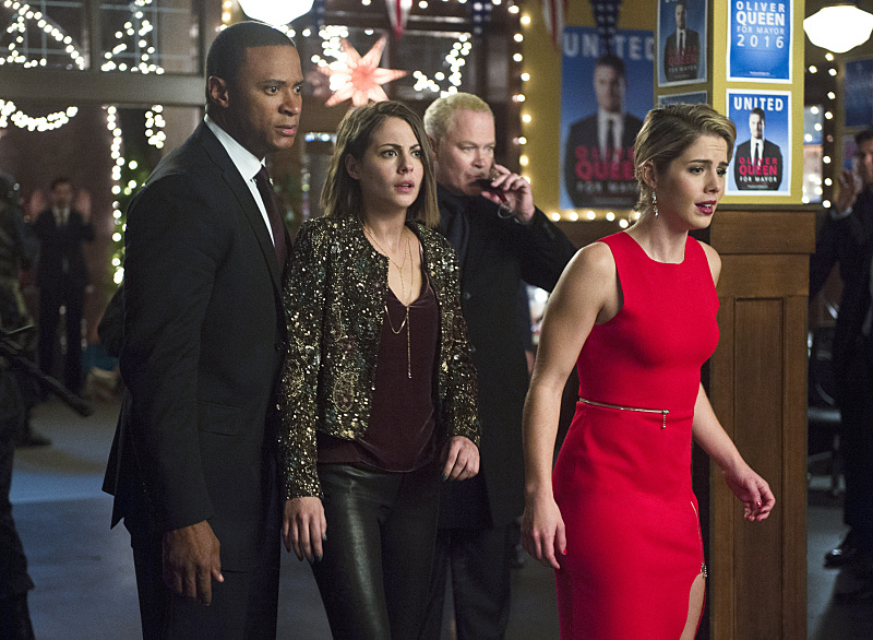 Arrow : Bild David Ramsey, Emily Bett Rickards, Neal McDonough, Willa Holland