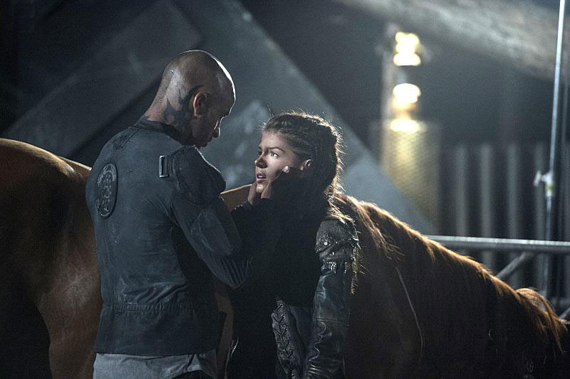 The 100 : Bild Ricky Whittle, Marie Avgeropoulos
