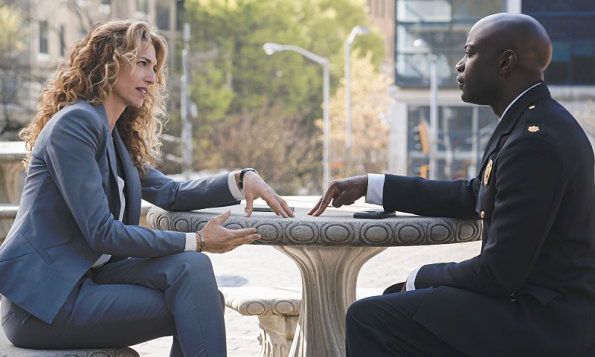 Containment : Bild Claudia Black, David Gyasi