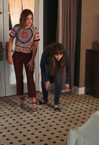 Bild Troian Bellisario, Lucy Hale