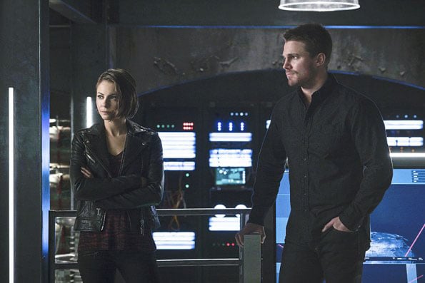 Arrow : Bild Willa Holland, Stephen Amell