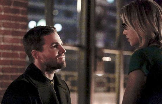 Arrow : Bild Stephen Amell, Emily Bett Rickards