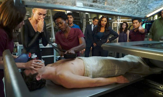 Stitchers : Bild Ritesh Rajan, Emma Ishta, Salli Richardson-Whitfield, Allison Scagliotti