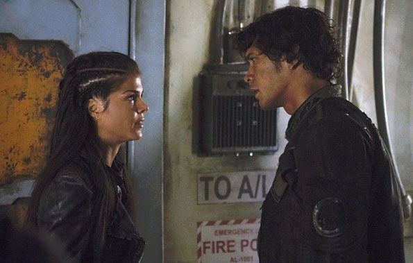 The 100 : Bild Marie Avgeropoulos, Bob Morley