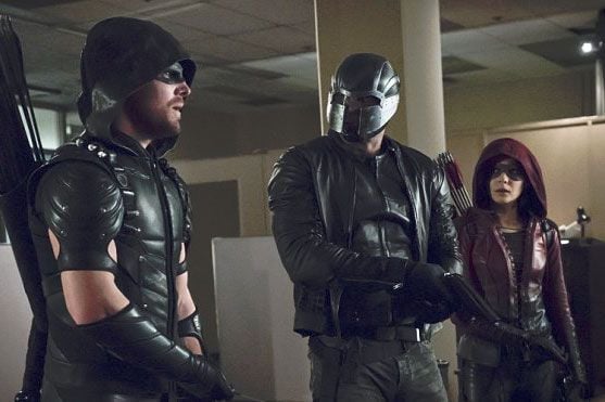 Arrow : Bild Stephen Amell, Willa Holland, David Ramsey
