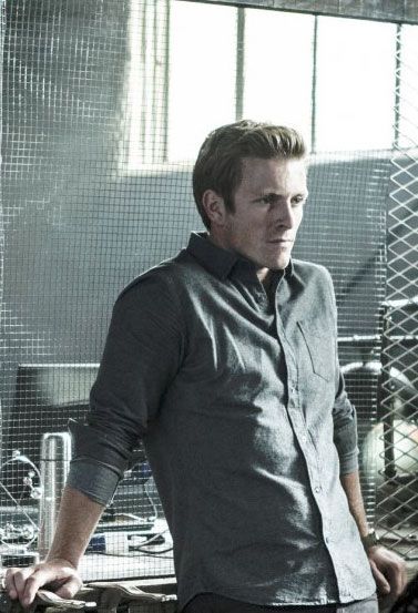 Colony : Bild Charlie Bewley