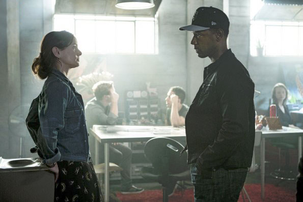 Colony : Bild Sarah Wayne Callies, Tory Kittles