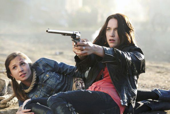 Wynonna Earp : Bild Melanie Scrofano, Dominique Provost-Chalkley