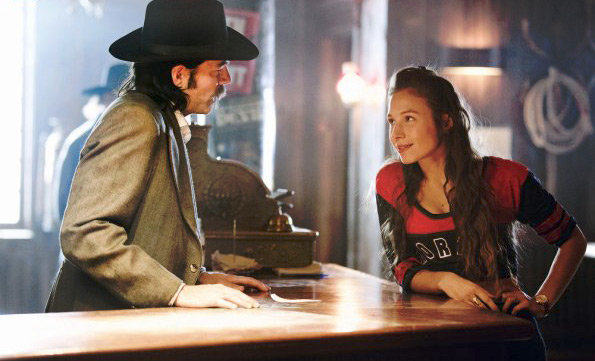 Wynonna Earp : Bild Tim Rozon, Dominique Provost-Chalkley