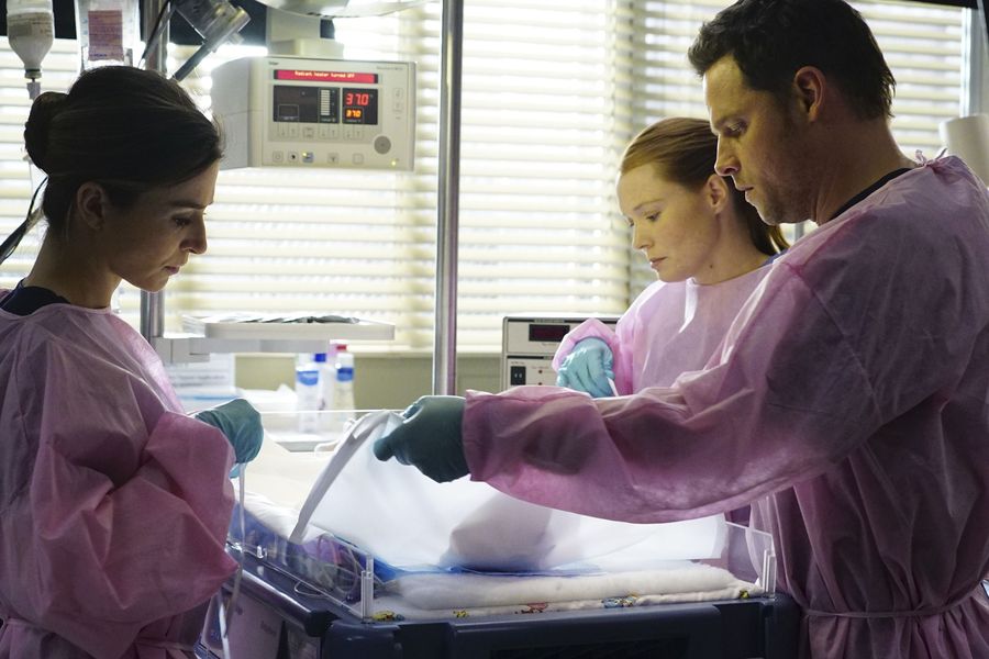 Grey's Anatomy - Die jungen Ärzte : Bild Samantha Sloyan, Justin Chambers (I), Caterina Scorsone