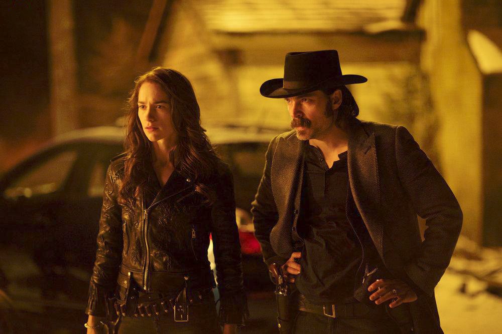 Wynonna Earp : Bild Melanie Scrofano, Tim Rozon