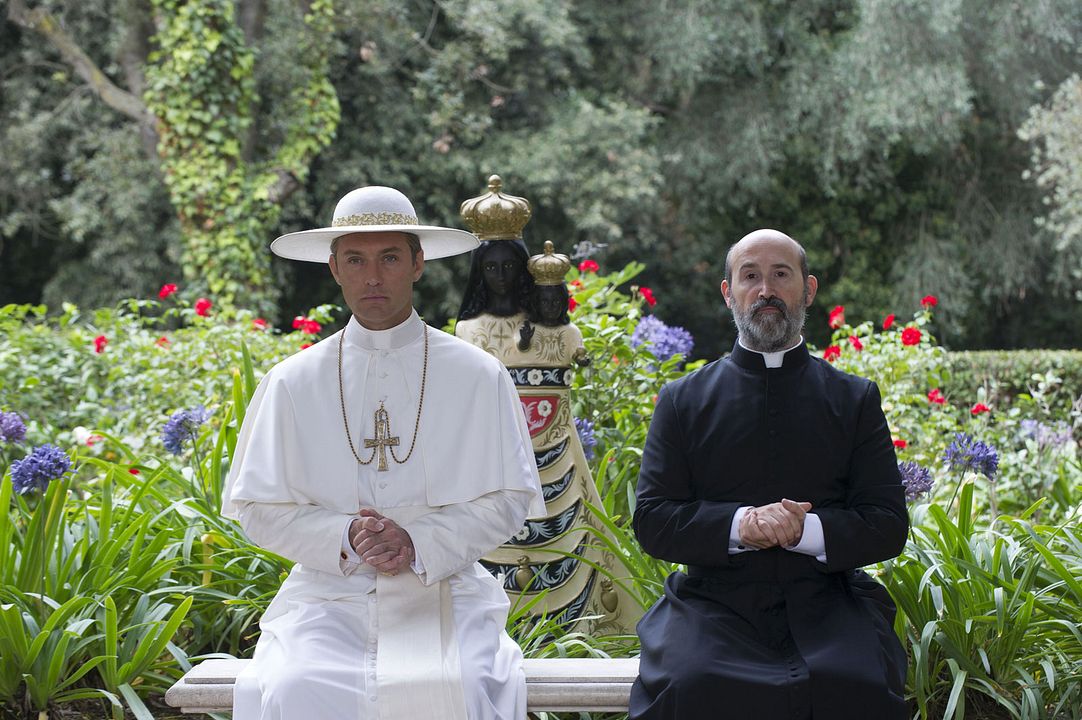 The Young Pope : Bild Javier Cámara, Jude Law