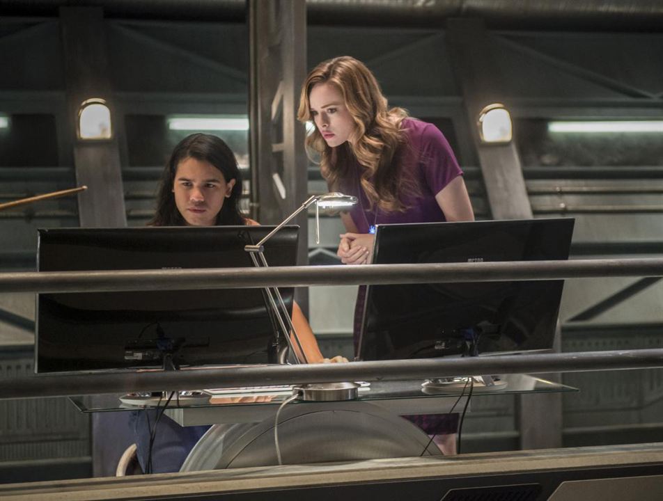 The Flash : Bild Danielle Panabaker, Carlos Valdes